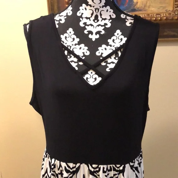 ⭐️Lilbetter perfect sleeveless v-neck cross x string detail + pockets long maxi - Picture 7 of 12